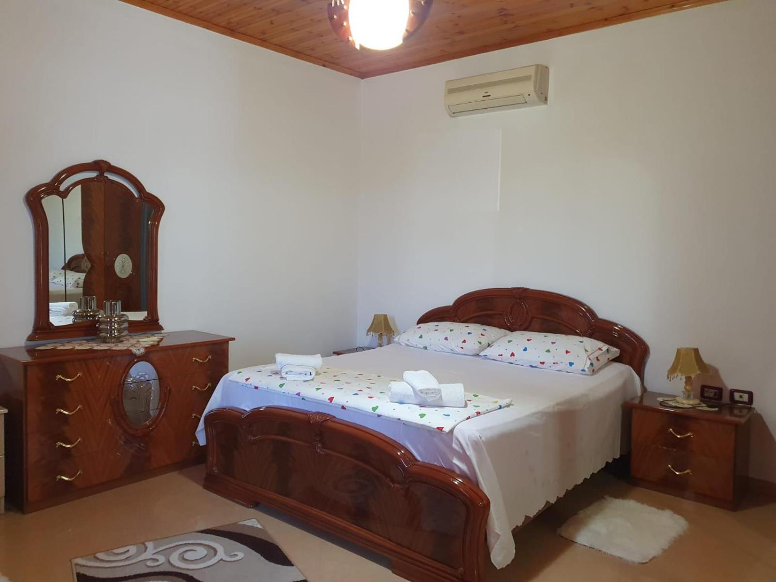 Sara Guesthouse Berat Esterno foto
