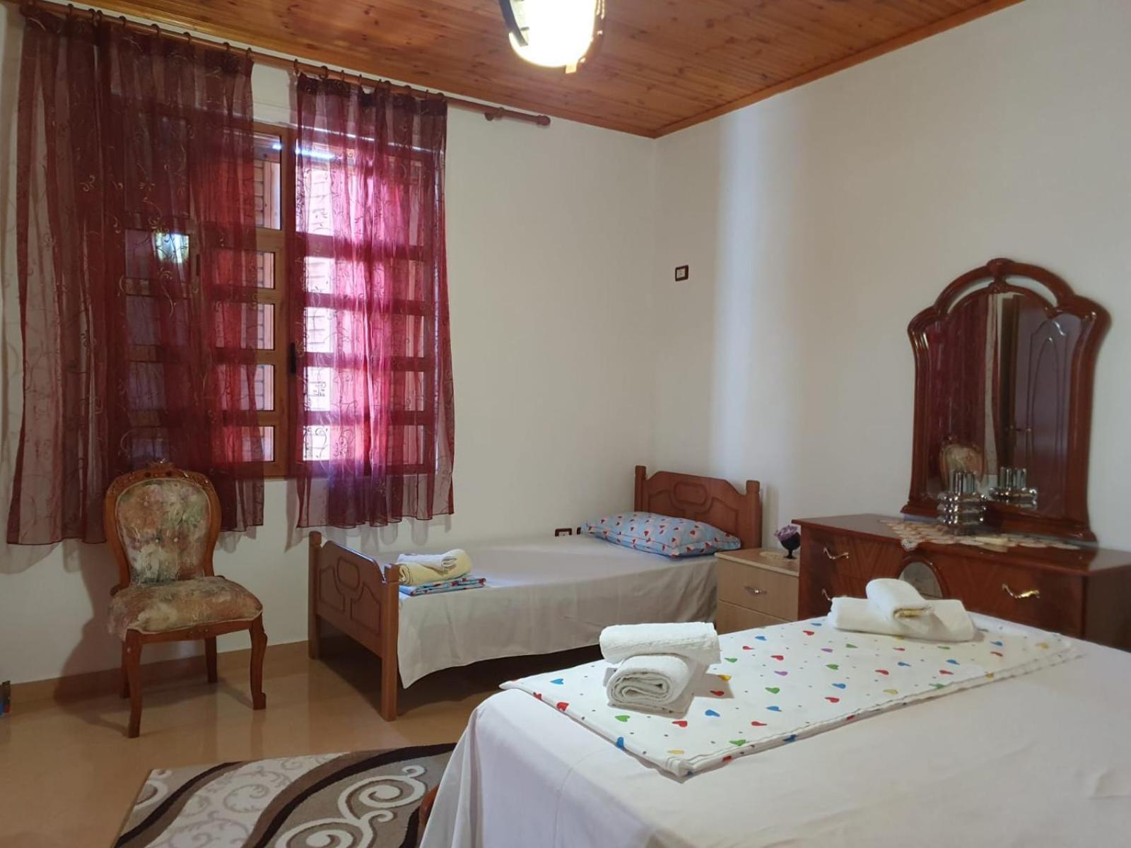 Sara Guesthouse Berat Esterno foto