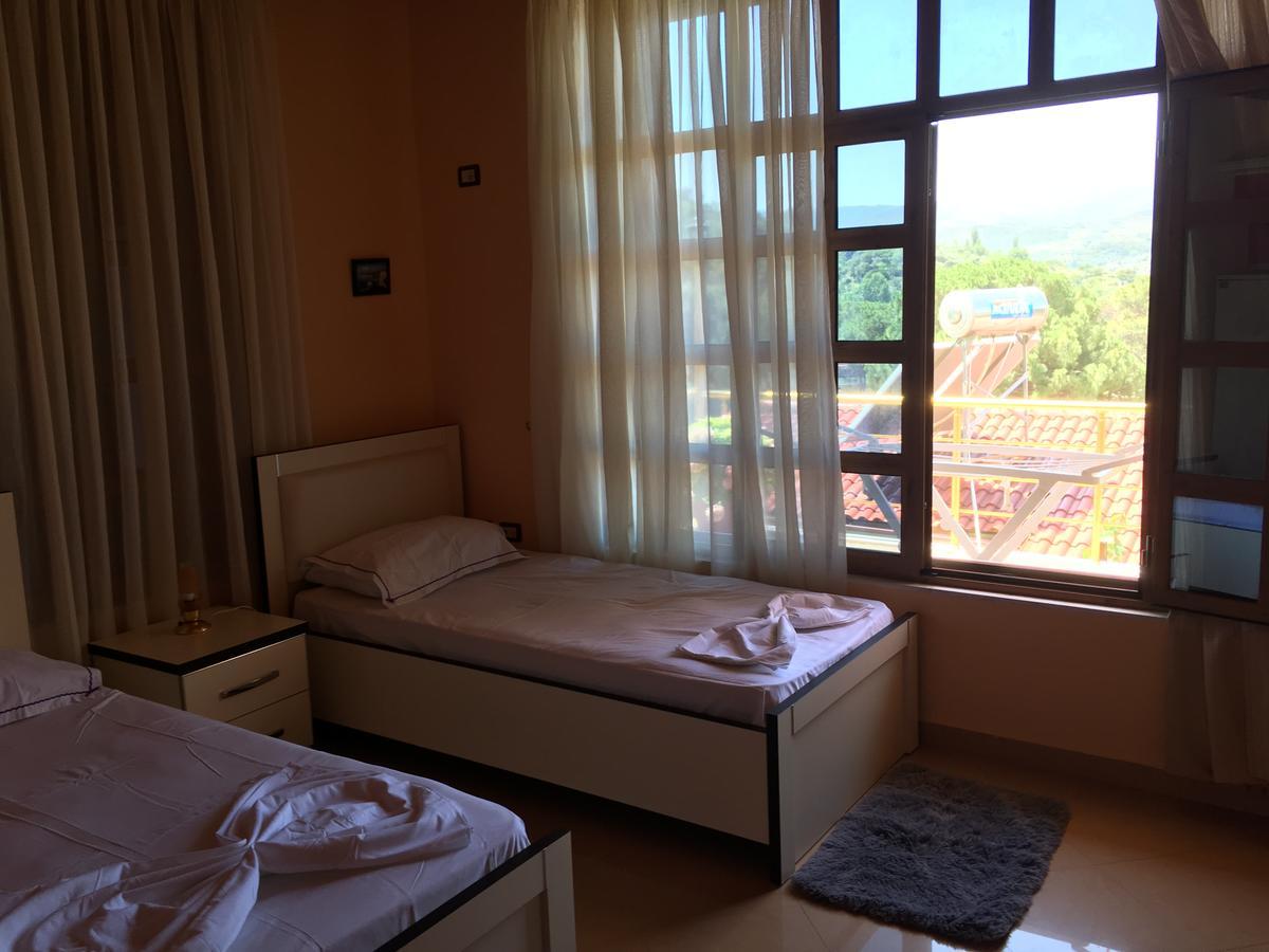 Sara Guesthouse Berat Esterno foto